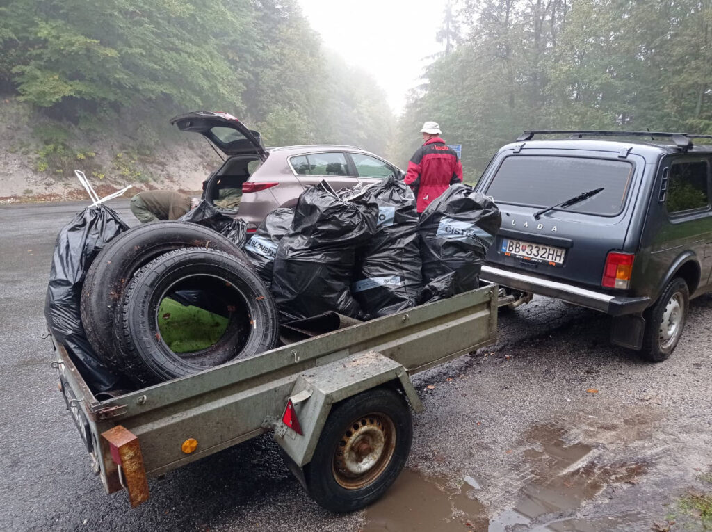 Prívesný vozík plný odpadu z NPR Harmanecká tisina